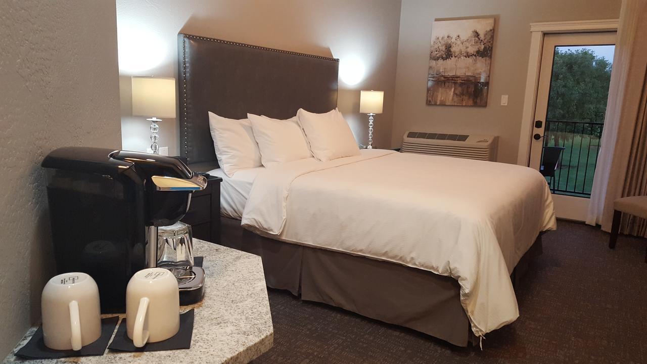 Resort At Eagle Point Golf Club Lodging 外观 照片