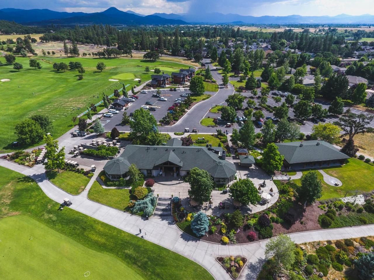 Resort At Eagle Point Golf Club Lodging 外观 照片